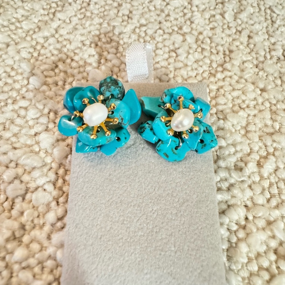 Unique! Brand New! Never worn! Turquoise flower studs with fresh water pearl